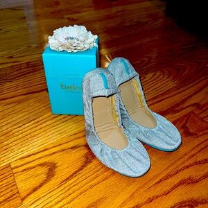 Tieks Silver Lake- size 8 like new with box and flower